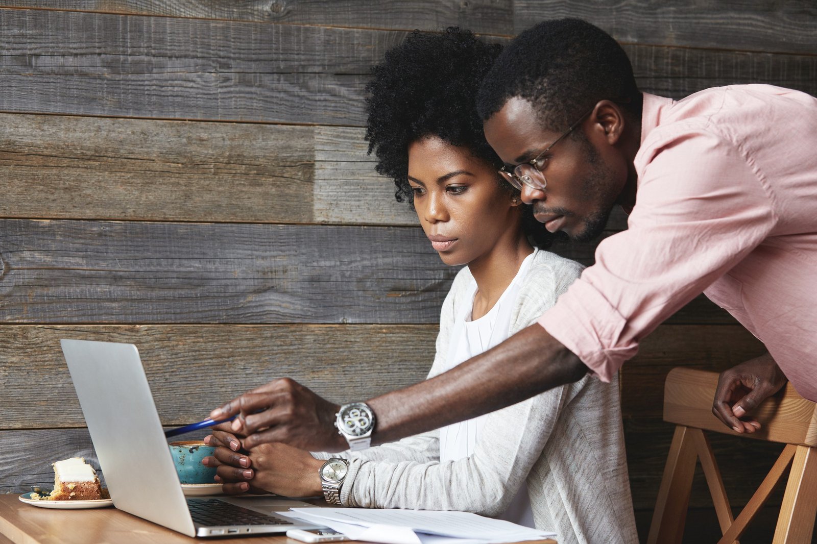 young-man-woman-sitting-cafe